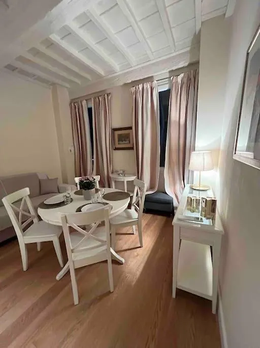 شقة Cozy Santa Maria Novella Uffizi Duomo 2Beds-2Baths فلورنس 0*,  إيطاليا